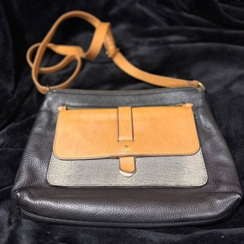 Fossil Black and Tan Crossbody Bag with Structured Elegance